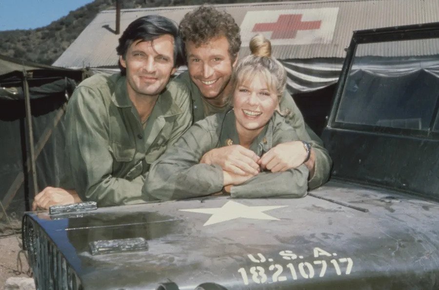loretta swit with co actor in mash